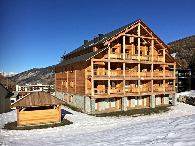 Chalet composé de logements et de commerces